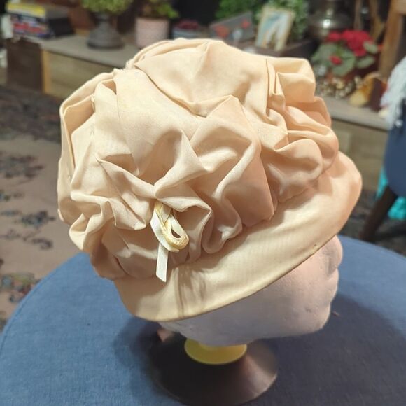 Dusty pink champagne Beige 50s gathered ruffly hat Wedding Motherofbride pillbox - Picture 3 of 7